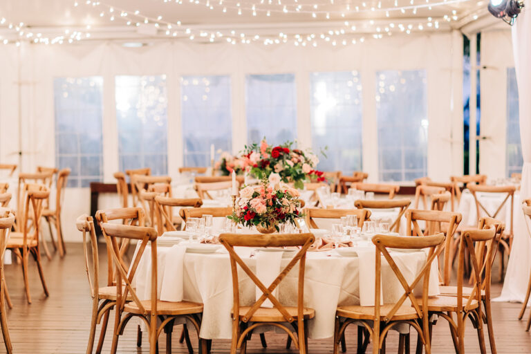 Photo d'un mariage à La Réunion – Chaises crossback