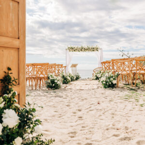 Photo d'une cérémonie laïque à La Réunion – Plage – Chaises crossback