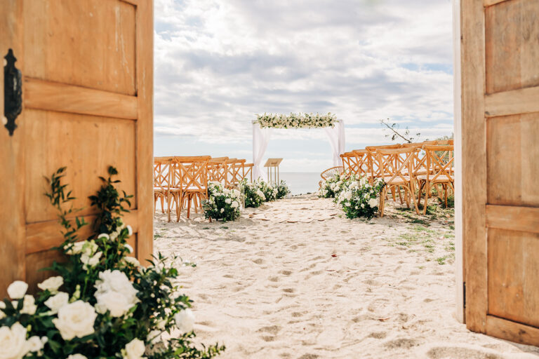 Photo d'une cérémonie laïque à La Réunion – Plage – Chaises crossback