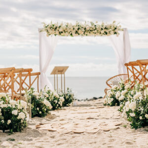 Photo d'une cérémonie laïque à La Réunion – Plage – Chaises crossback