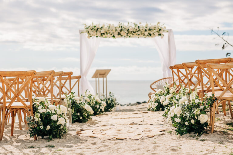 Photo d'une cérémonie laïque à La Réunion – Plage – Chaises crossback