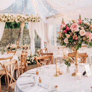 Photo d'un mariage à La Réunion – Décoration florale, Tente Crystal, Chaises crossback