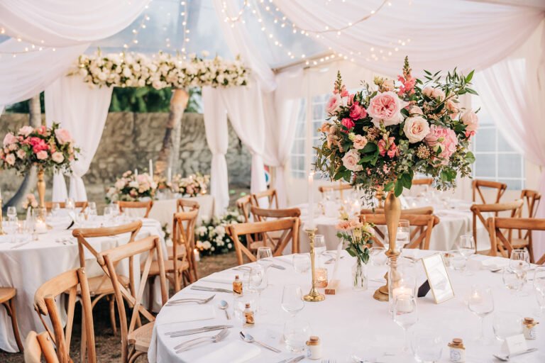 Photo d'un mariage à La Réunion – Décoration florale, Tente Crystal, Chaises crossback