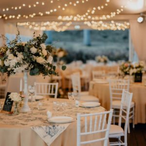 Photo d'un mariage à La Réunion – Centre de table – Chaises chiavari blanches, Guirlandes lumineuses