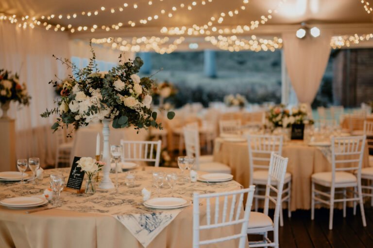 Photo d'un mariage à La Réunion – Centre de table – Chaises chiavari blanches, Guirlandes lumineuses