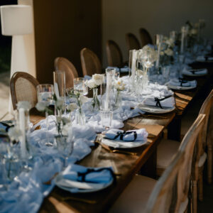 Photo d'un mariage à La Réunion – Décoration florale, Chaises médaillon bois cérusés