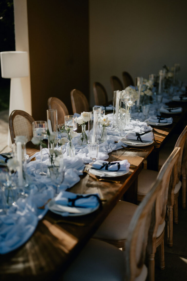 Photo d'un mariage à La Réunion – Décoration florale, Chaises médaillon bois cérusés