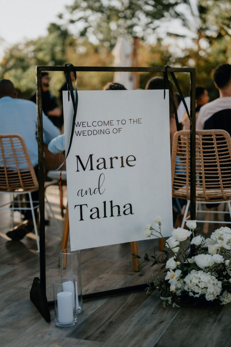Photo d'un mariage à La Réunion – Panneau de bienvenue – Décoration florale