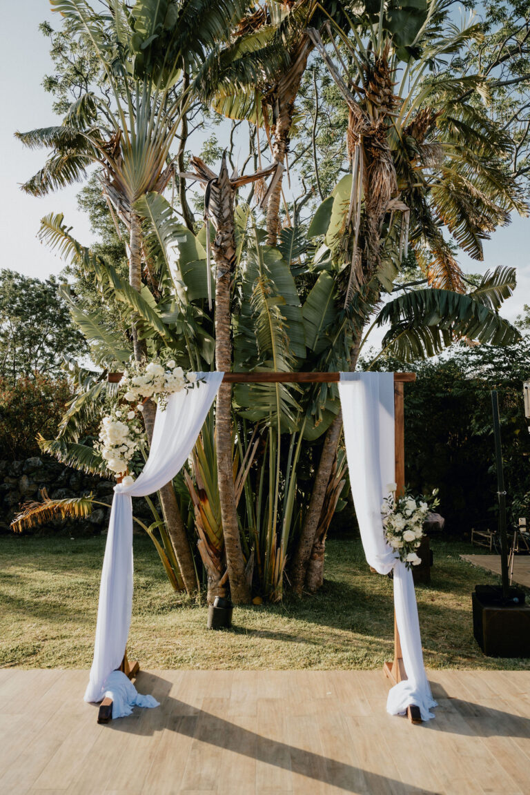 Photo d'un mariage à La Réunion – Arche – Décoration florale