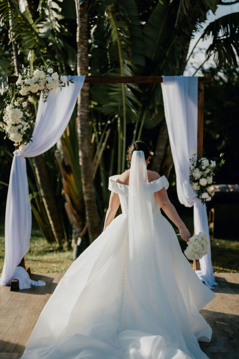 Photo d'un mariage à La Réunion – Arche – Décoration florale