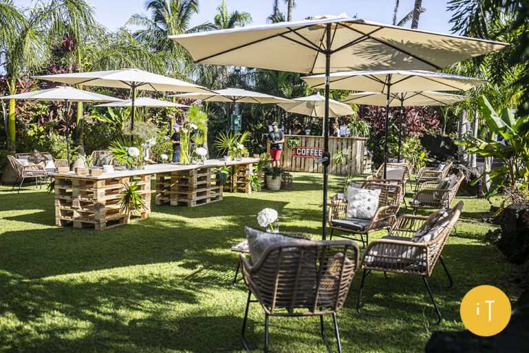 Photo d'un mariage à La Réunion – Pack salon Rotin, Parasol