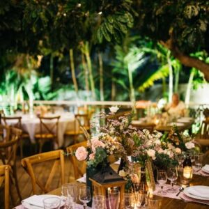 Photo d'un mariage à La Réunion – Chaises crossback, Tables bois rectangulaires