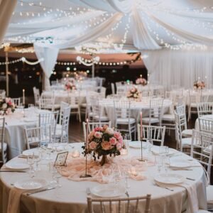 Photo d'un mariage à La Réunion – Chaises chiavari blanches, Guirlandes lumineuses