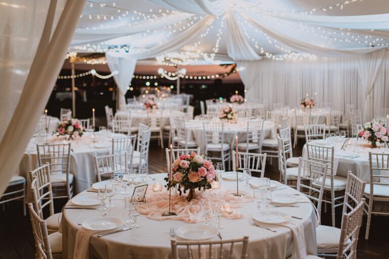 Photo d'un mariage à La Réunion – Chaises chiavari blanches, Guirlandes lumineuses