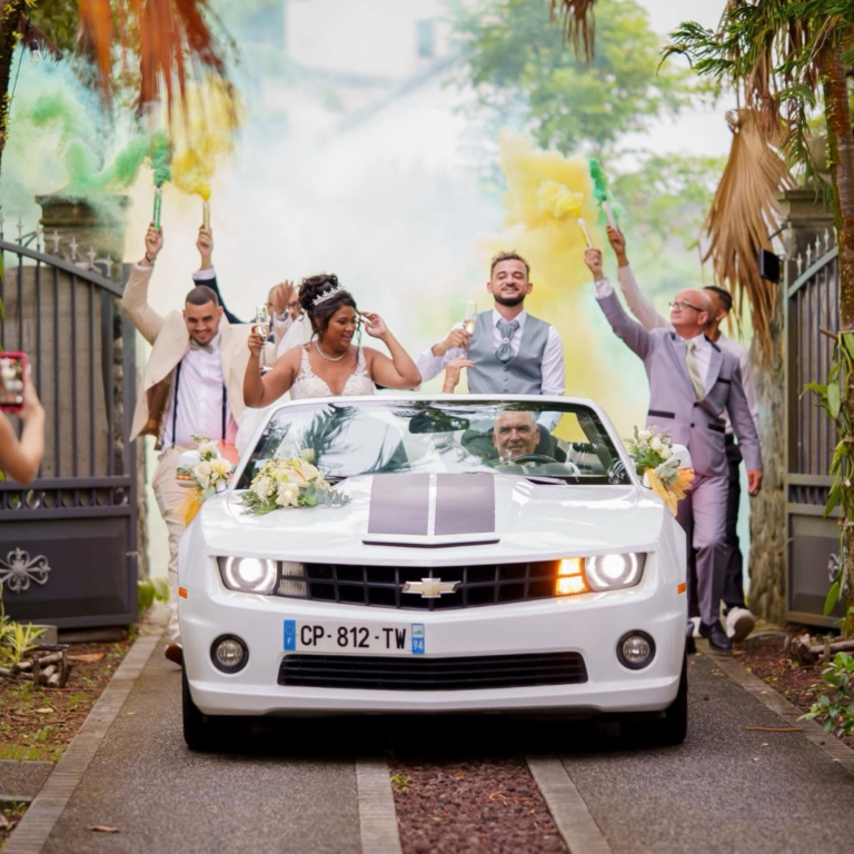 Photo d'un mariage à La Réunion – couple – Chevrolet Camaro V8 cabriolet