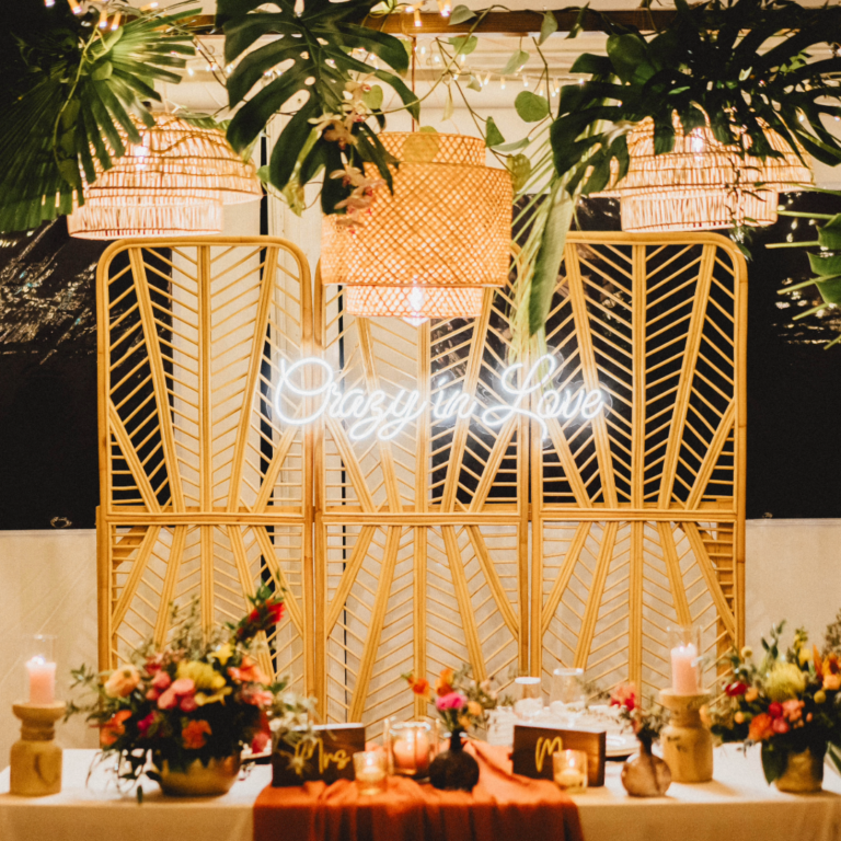 Photo d'un mariage à La Réunion – Table d'honneur – Décoration florale, Néon CRAZY IN LOVE