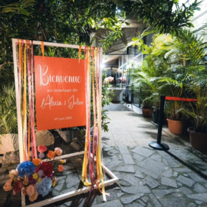 Photo d'un mariage à La Réunion – Panneau de bienvenue – Décoration florale