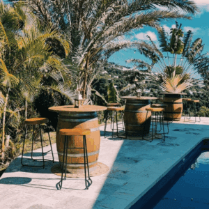 Tonneau mange debout