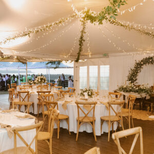 Photo d'un mariage à La Réunion – Chaises crossback, Guirlandes lumineuses
