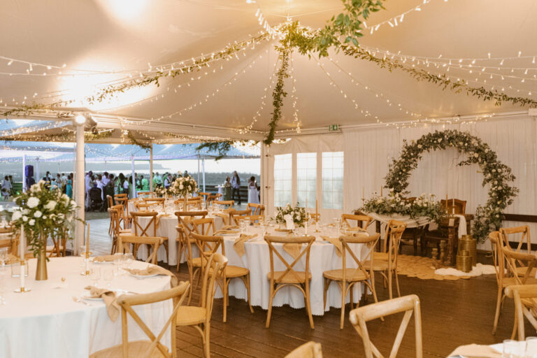 Photo d'un mariage à La Réunion – Chaises crossback, Guirlandes lumineuses