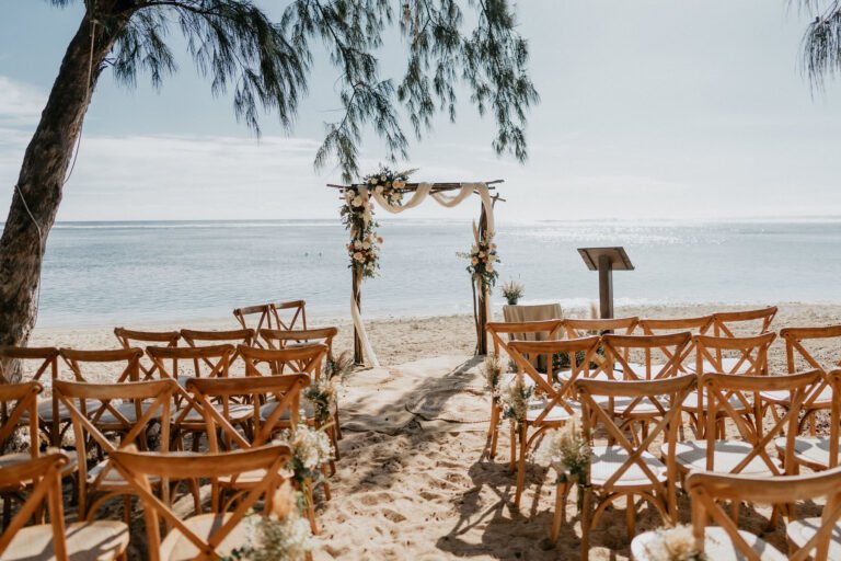 Photo d'une cérémonie laïque à La Réunion – Plage – Chaises crossback