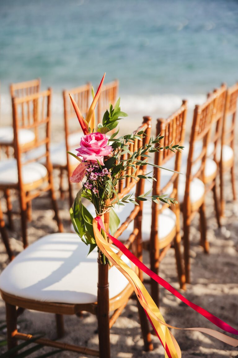 Photo d'une cérémonie laïque à La Réunion – Chaises chiavari bois cérusés