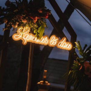 Photo d'un mariage à La Réunion – Thème tropical – Néons