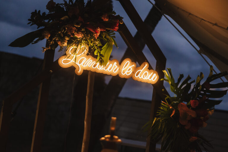 Photo d'un mariage à La Réunion – Thème tropical – Néons