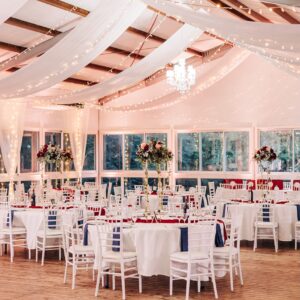 Photo d'un mariage à La Réunion – Décoration florale, Chaises chiavari blanches, Guirlandes lumineuses