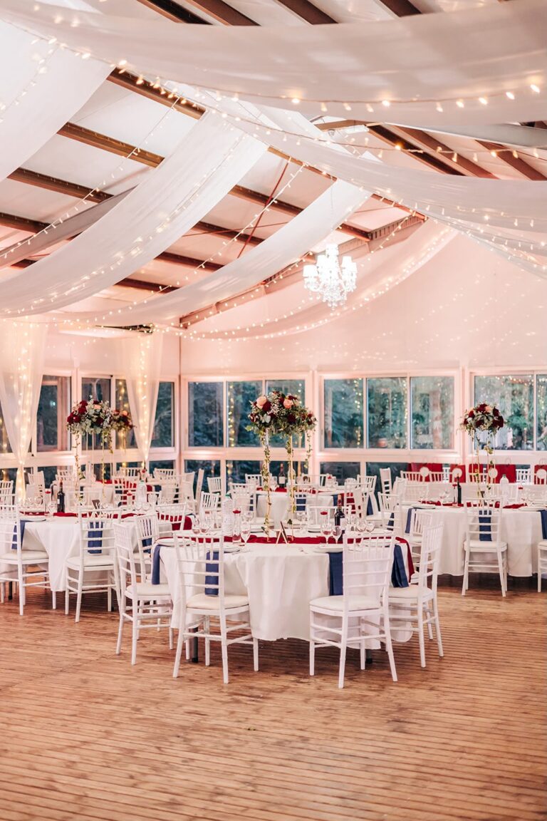 Photo d'un mariage à La Réunion – Décoration florale, Chaises chiavari blanches, Guirlandes lumineuses