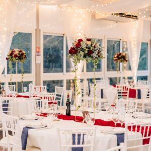 Photo d'un mariage à La Réunion – Décoration florale, Chaises chiavari blanches