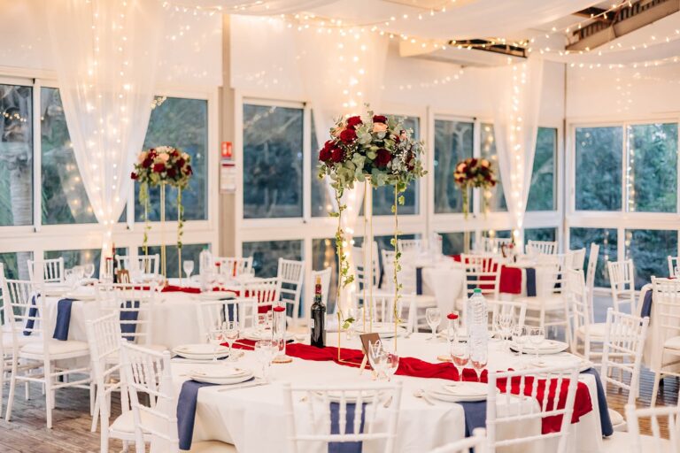 Photo d'un mariage à La Réunion – Décoration florale, Chaises chiavari blanches