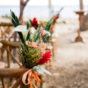 Photo d'une cérémonie laïque à La Réunion – Décoration florale, Chaises crossback