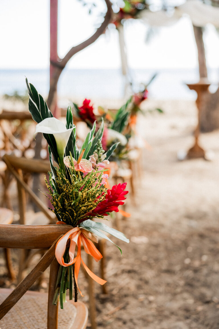 Photo d'une cérémonie laïque à La Réunion – Décoration florale, Chaises crossback