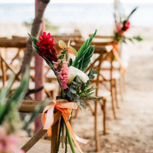 Photo d'une cérémonie laïque à La Réunion – Décoration florale, Chaises crossback