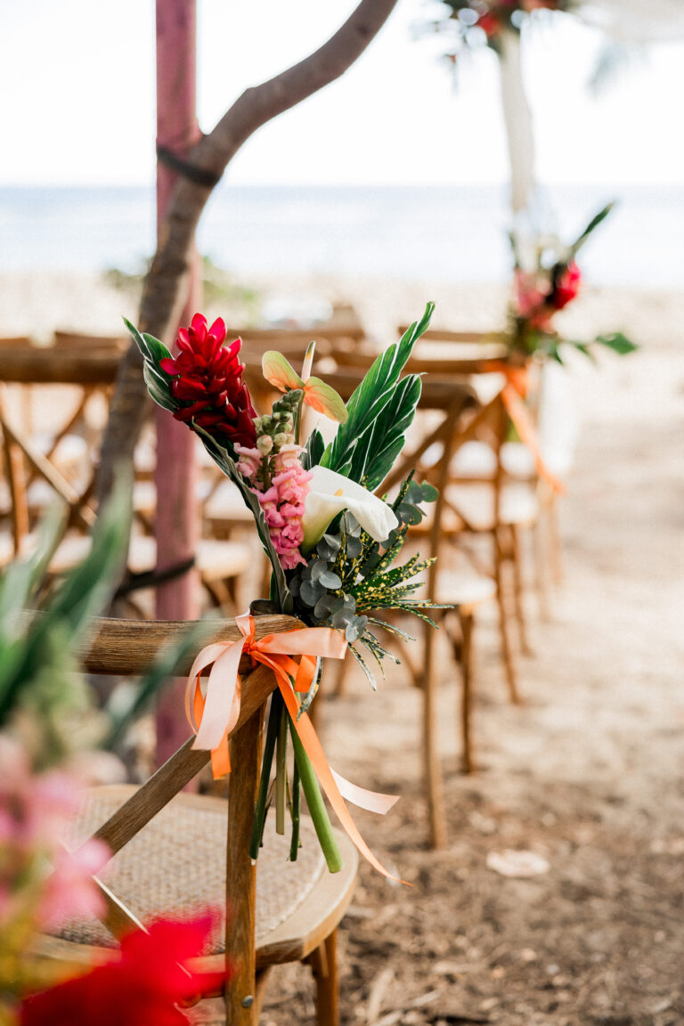 Photo d'une cérémonie laïque à La Réunion – Décoration florale, Chaises crossback