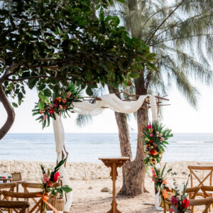 Photo d'une cérémonie laïque à La Réunion – Décoration florale, Chaises crossback