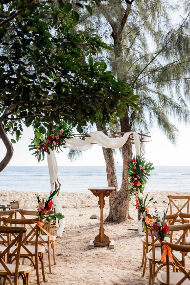 Photo d'une cérémonie laïque à La Réunion – Décoration florale, Chaises crossback