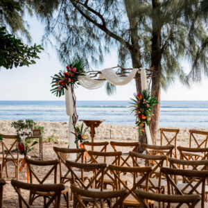 Photo d'une cérémonie laïque à La Réunion – Décoration florale, Chaises crossback