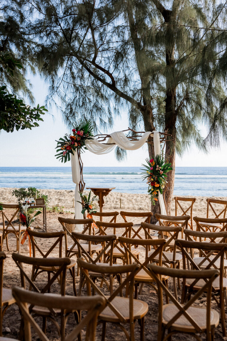 Photo d'une cérémonie laïque à La Réunion – Décoration florale, Chaises crossback
