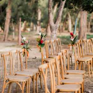 Photo d'une cérémonie laïque à La Réunion – Décoration florale, Chaises crossback
