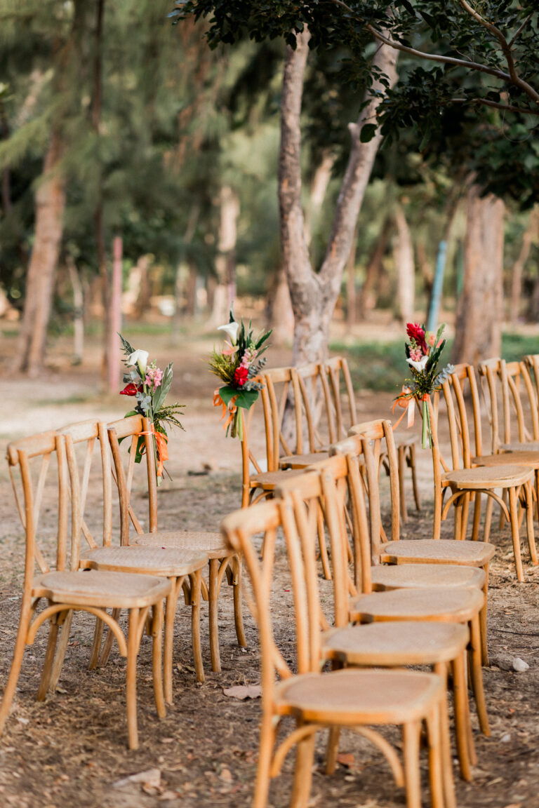 Photo d'une cérémonie laïque à La Réunion – Décoration florale, Chaises crossback