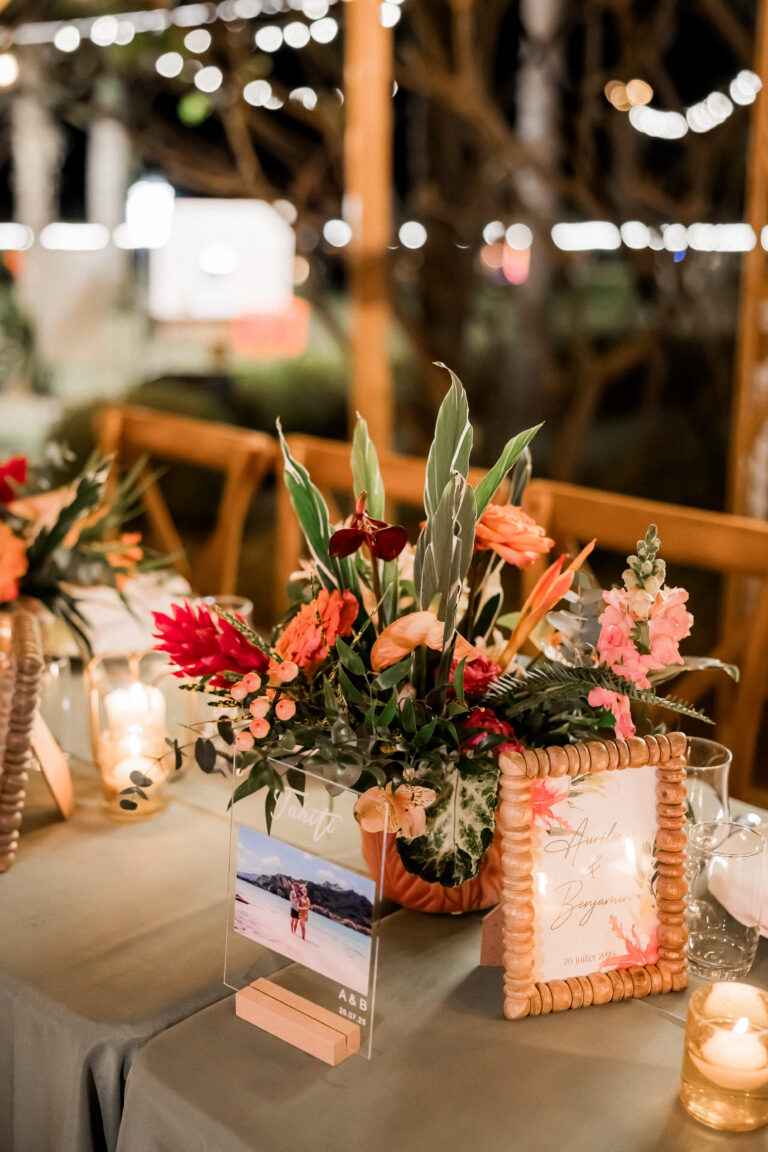 Photo d'un mariage à La Réunion – Nom de table – Décoration florale