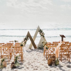 Photo d'une cérémonie laïque à La Réunion – Plage – Décoration florale, Chaises crossback