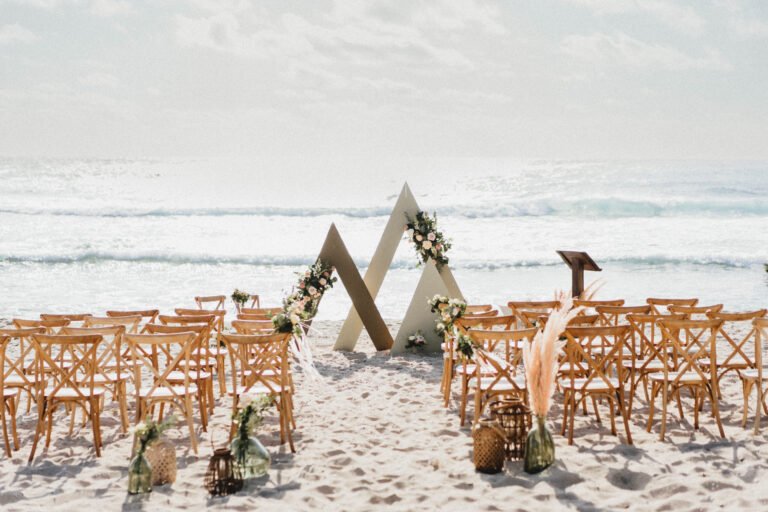 Photo d'une cérémonie laïque à La Réunion – Plage – Décoration florale, Chaises crossback