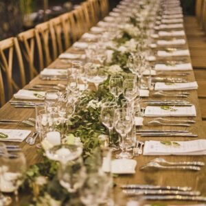 Photo d'un mariage à La Réunion – Grande tablée – Chaises crossback, Tables bois rectangulaires