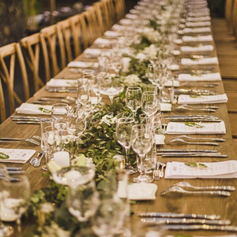 Photo d'un mariage à La Réunion – Grande tablée – Chaises crossback, Tables bois rectangulaires