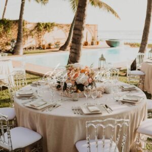 Photo d'un mariage à La Réunion – Chaises napoléon transparentes