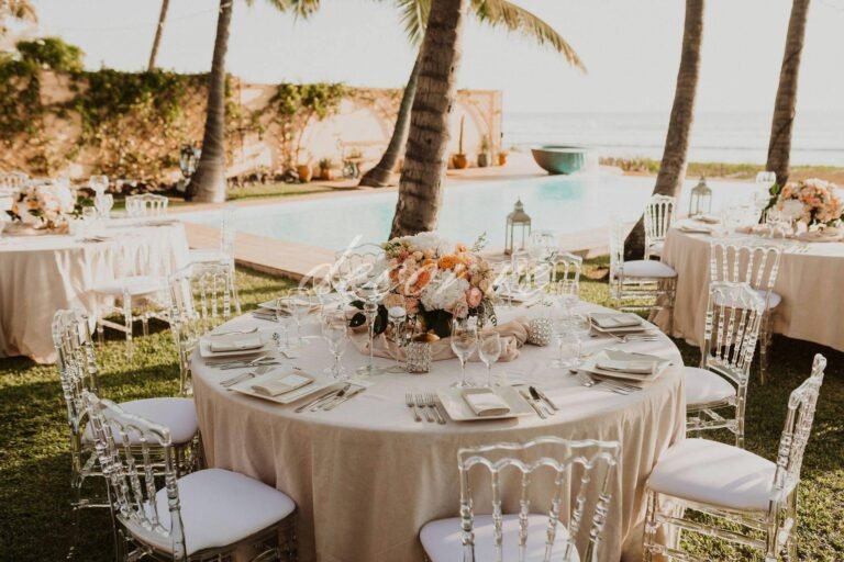 Photo d'un mariage à La Réunion – Chaises napoléon transparentes