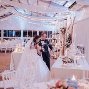 Photo d'un mariage à La Réunion – Chaises chiavari blanches, Tentures pour plafond, Guirlandes lumineuses